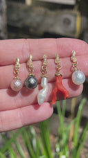 镶有多面白珍珠的 Treasury 耳环